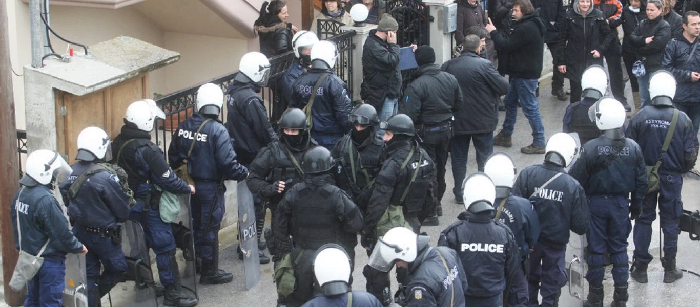 Η κυβέρνηση καταργεί το Σύνταγμα: Η ΕΛ.ΑΣ θα εισβάλλει σε σπίτια χωρίς εντολή εισαγγελέα για να ελέγχει για συνωστισμό!